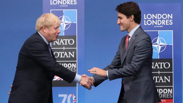 Thủ tướng Anh Boris Johnson (trái) bắt tay Thủ tướng Canada Justin Trudeau trong cuộc họp của NATO ngày 4-12-2019 tại Watford, Hertfordshire, Vương quốc Anh - Ảnh: AP