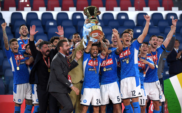 Các cầu thủ Napoli đoạt Cúp quốc gia Ý sau khi đá bại Juventus trong trận chung kết - Ảnh: REUTERS