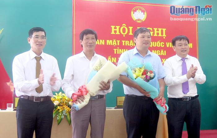 Trưởng ban Dân vận Tỉnh ủy, Chủ tịch Ủy ban MTTQ Việt Nam tỉnh Nguyễn Cao Phúc tặng hoa chúc mừng hai Phó Chủ tịch Ủy ban MTTQ Việt Nam tỉnh.