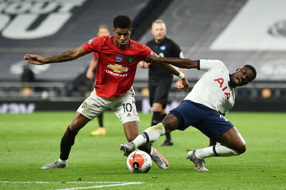 Một pha tranh chấp quyết liệt trong trận Tottenham (phải) hòa Man United - Ảnh: REUTERS