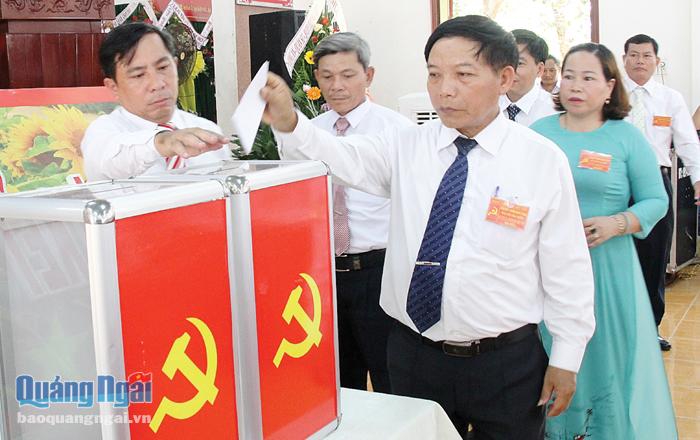 Các đại biểu Đảng bộ phường Trương Quang Trọng (TP.Quảng Ngãi) bỏ phiếu bầu Ban Chấp hành Đảng bộ phường, nhiệm kỳ 2020 - 2025. 