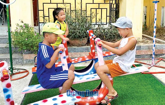 Khu vui chơi trẻ em ở thôn Hải Ninh, xã Bình Thạnh (Bình Sơn) được đưa vào sử dụng, thu hút nhiều trẻ em đến vui chơi.  Ảnh: HĐBS