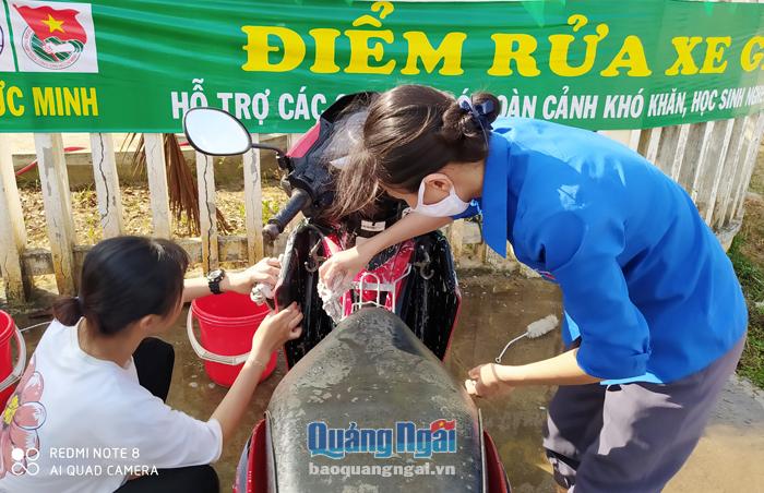 Đoàn viên, thanh niên xã Đức Minh (Mộ Đức) rửa xe gây quỹ, giúp đỡ nhiều hoàn cảnh khó khăn, học sinh nghèo hiếu học.                                               Ảnh: PV