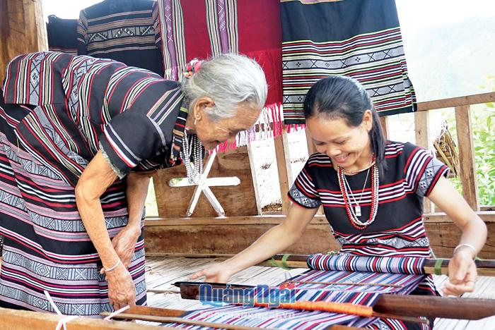 Những thế hệ phụ nữ Làng Teng tiếp nối nhau gìn giữ nghề dệt thổ cẩm.               Ảnh: T.L