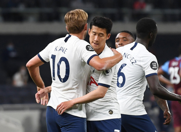 Niềm vui của các cầu thủ Tottenham sau khi ghi bàn vào lưới West Ham - Ảnh: REUTERS