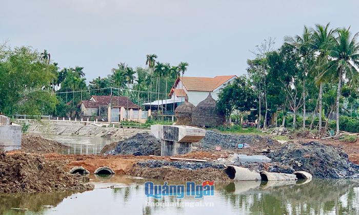 Công trình đường đấu nối vào cầu Phủ (Tư Nghĩa) không thi công được do việc công khai thông tin dự án không đầy đủ, người dân chưa đồng thuận.