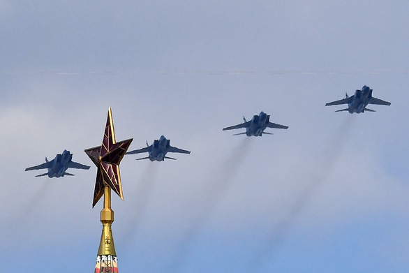 Máy bay tiêm kích đánh chặn MiG-31K bay qua Quảng trường Đỏ và Điện Kremlin - Ảnh: AFP