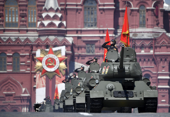 Các xe tăng T-34 từ thời Thế chiến 2 di chuyển qua Quảng trường Đỏ trong lễ duyệt binh - Ảnh: AFP