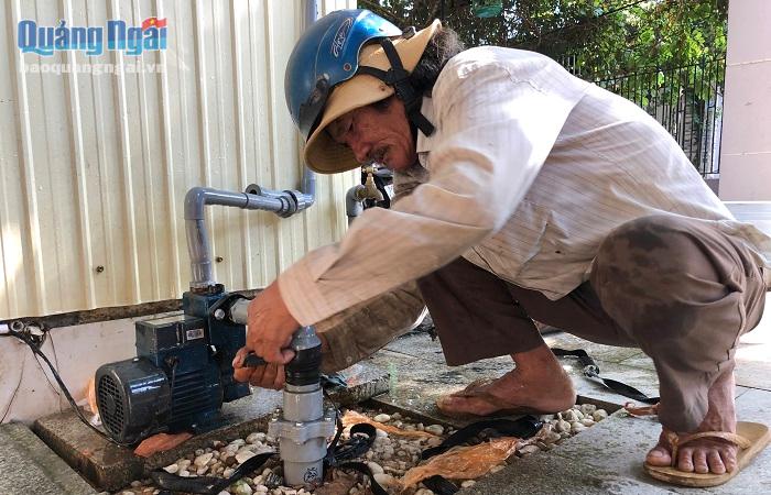 Ông Lê Văn Tám- thợ khoan giếng có kinh nghiệm hơn 20 năm đang kiểm tra lại một chiếc giếng