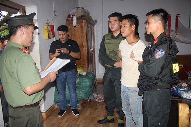 Lực lượng An ninh điều tra Công an tỉnh Hòa Bình đọc lệnh bắt, khám xét đối với đối tượng Trịnh Bá Tư.