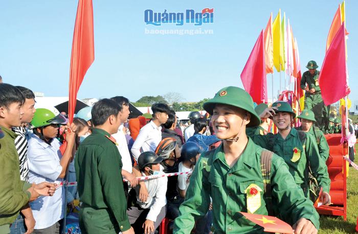 Thanh niên huyện Tư Nghĩa lên đường nhập ngũ năm 2020.