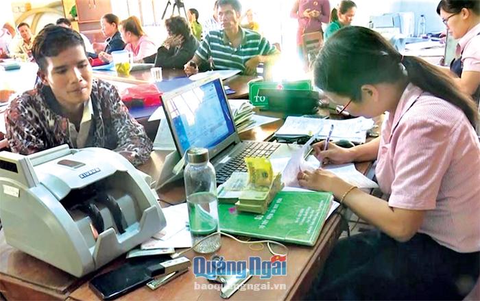 Người dân nhận vốn vay ngay tại điểm giao dịch của Ngân hàng Chính sách Xã hội huyện Minh Long.