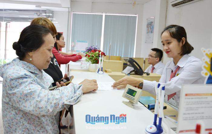 Khách hàng đến giao dịch tại SeABank Quảng Ngãi.