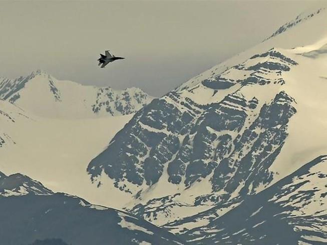 Chiến đấu cư Ấn Độ bay trên thị trấn Leh, vùng Ladakh gần biên giới với Trung Quốc hôm 24/6. (Ảnh: EPA-EFE)