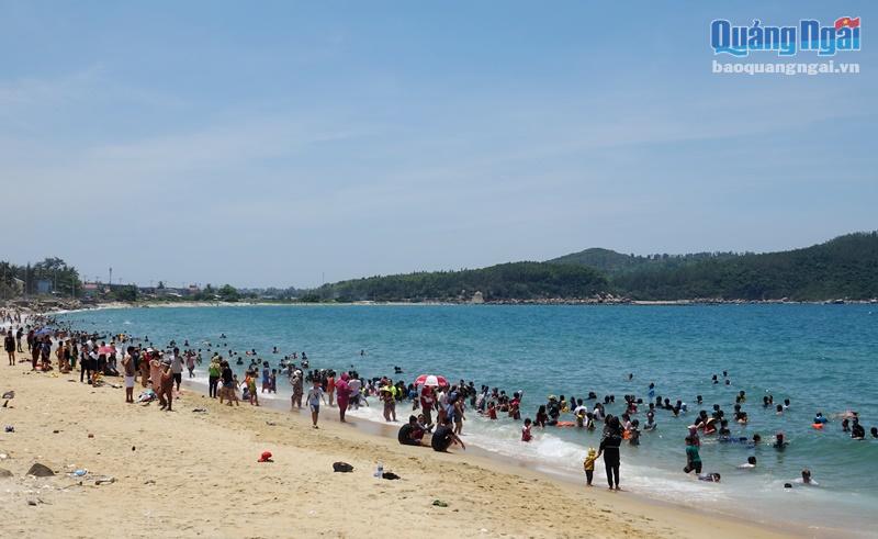Phong tục tắm biển ngày Tết Đoan Ngọ được người dân miền biển lưu truyền từ đời này sang đời khác và ngày càng có nhiều người tham gia