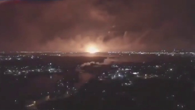 Vụ nổ khiến thủ đô Iran rung chuyển. Ảnh chụp từ clip