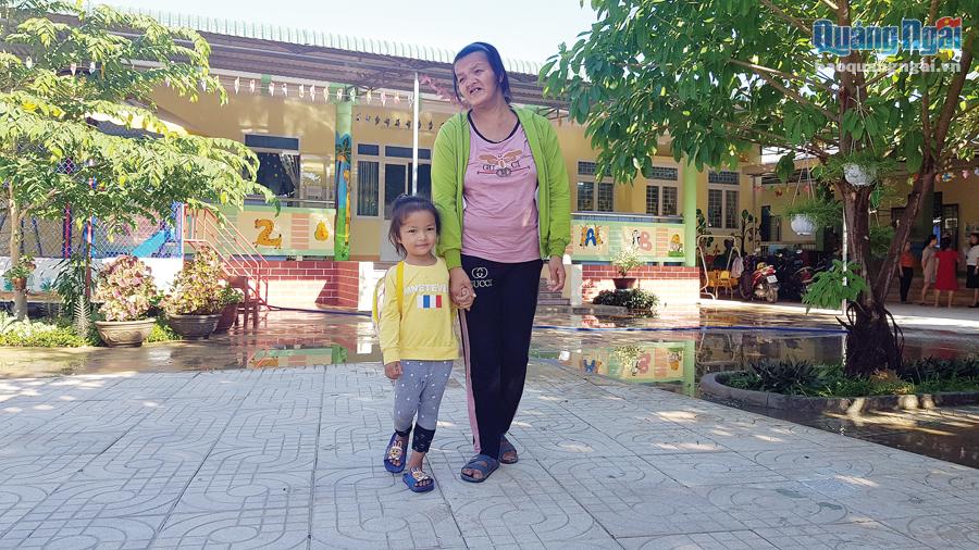  Tháng 6 này, bé Lê Thị Hồng sắp tròn 3 tuổi, nên sau khi được người quen hướng dẫn, chị Đệ đã dắt con đến Trường Mầm non Đức Phong hỏi thăm thủ tục nhập học.