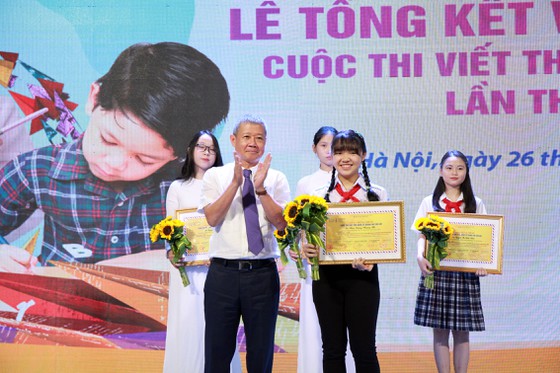 Thứ trưởng Nguyễn Thành Hưng trao giải Nhất quốc gia cuộc thi viết thư UPU 49 cho em Phan Hoàng Phương  Nhi. Ảnh: VNP