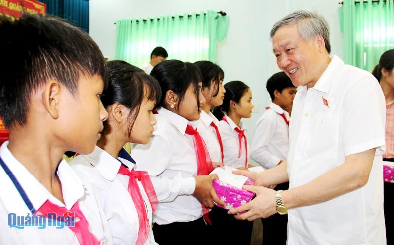 Chánh án TANDTC Nguyễn Hòa Bình tặng quà cho học sinh huyện Trà Bồng