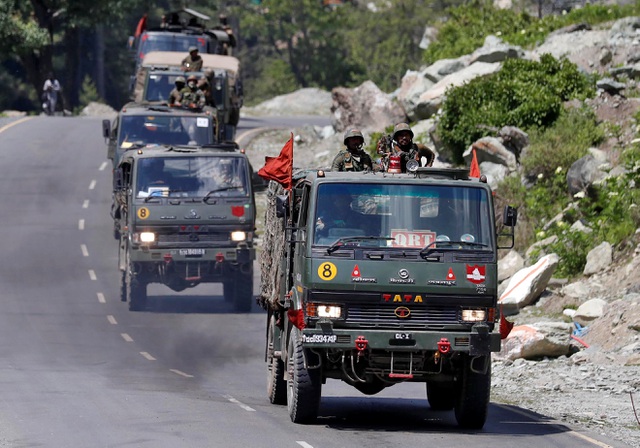 Xe quân sự Ấn Độ trên đường cao tốc tới vùng Ladakh ngày 18/6. (Ảnh: Reuters)
