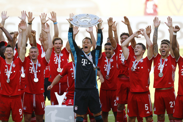 Đội trưởng Manuel Neuer nâng cao chiếc đĩa bạc - Ảnh: REUTERS