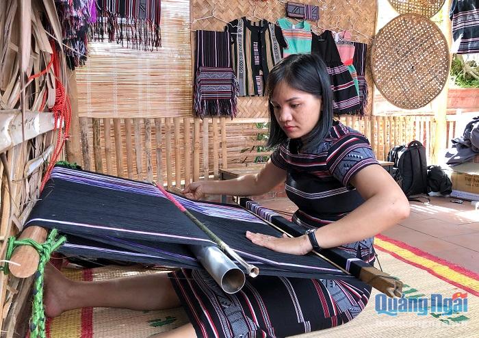 Nghệ nhân Phạm Thị Y Hòa trình diễn kỹ thuật dệt thổ cẩm của Làng Teng, xã Ba Thành, huyện Ba Tơ