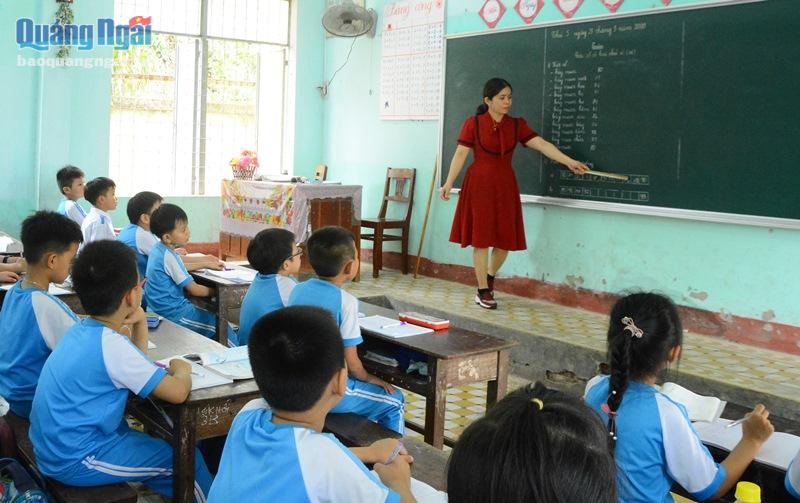 Thiếu giáo viên gây khó cho các trường khi triển khai Chương trình GDPT mới.