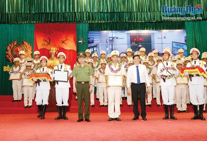 Trung tá Trần Quốc Huy được Bộ trưởng Bộ Công an, Đại tướng Tô Lâm khen thưởng vì đã có thành tích xuất sắc trong học tập và làm theo Bác.  Ảnh: văn nam