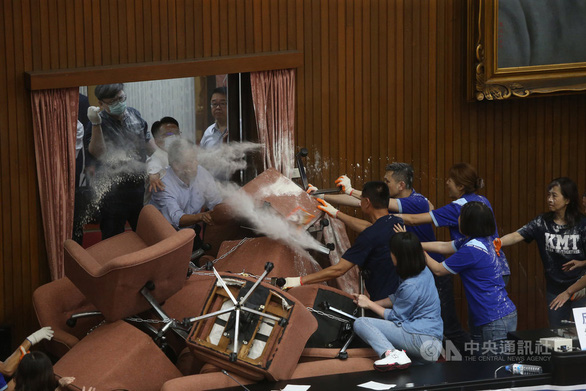 Các thành viên Quốc Dân đảng tiếp tục chiếm tòa nhà lập pháp viện Đài Loan ngày 29-6. Các thành viên Đảng Dân Tiến đã tìm cách đi vào bên trong và hai bên đã đụng độ với nhau, trong đó một số người sử dụng bột trắng tấn công đối phương - Ảnh: CNA