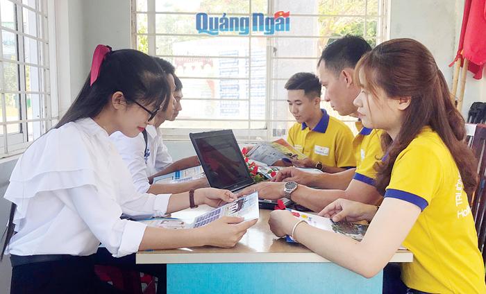Trường Đại học Phạm Văn Đồng tư vấn tuyển sinh năm 2020 tại trường để thuận lợi giải đáp thắc mắc cho thí sinh.