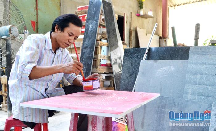 Hằng ngày, Hà Quang Tâm (37 tuổi), ở thôn An Điềm 2, xã Bình Chương (Bình Sơn) vẫn lao động miệt mài ở xưởng đá mỹ nghệ.
