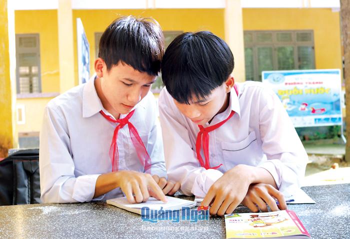 Học sinh Trường THCS Dân tộc nội trú huyện Trà Bồng ôn thi vào lớp 10 TrườngTHPT Dân tộc nội trú tỉnh.