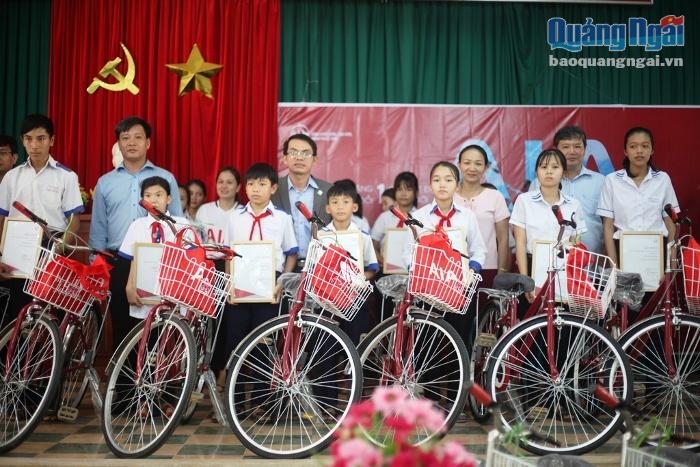 Đại diện Quỹ Bảo trợ trẻ em tỉnh phối hợp cùng với Công ty Bảo hiểm nhân thọ AIA Việt Nam, địa phương, các đơn vị trao quà và xe đạp cho các em.