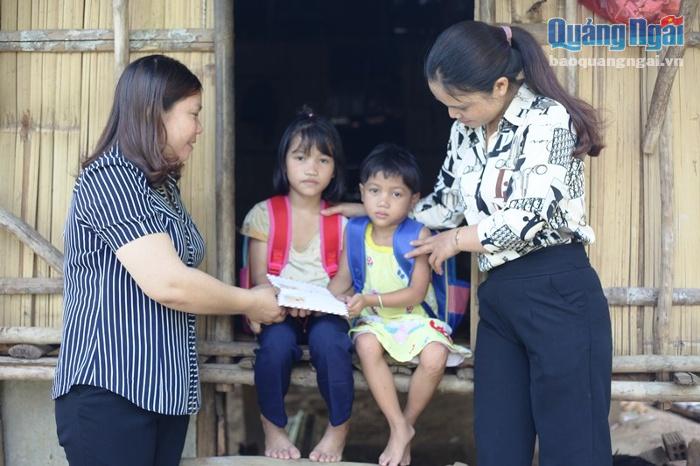  Cô Nguyễn Thị Thanh Tuyền trao kinh phí hỗ trợ cho hoàn cảnh của hai đứa trẻ có cha mẹ, anh trai vừa qua đời do ăn phải nấm độc.