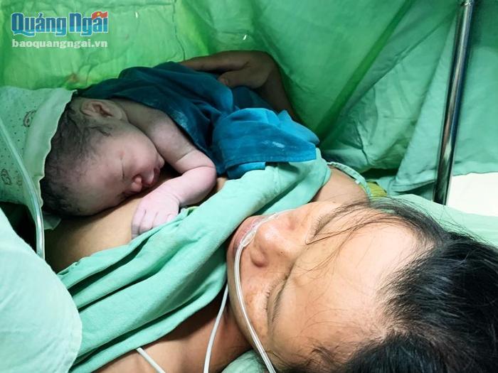 Em bé đầu tiên chào đời nhờ phương pháp thụ tinh nhân tạo tại Bệnh viện Sản- Nhi tỉnh.