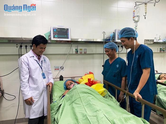 Lãnh đạo Bệnh viện Sản- Nhi tỉnh và bác sĩ Khoa Hiếm muộn tặng hoa chúc mừng chị Cương sinh thành công.
