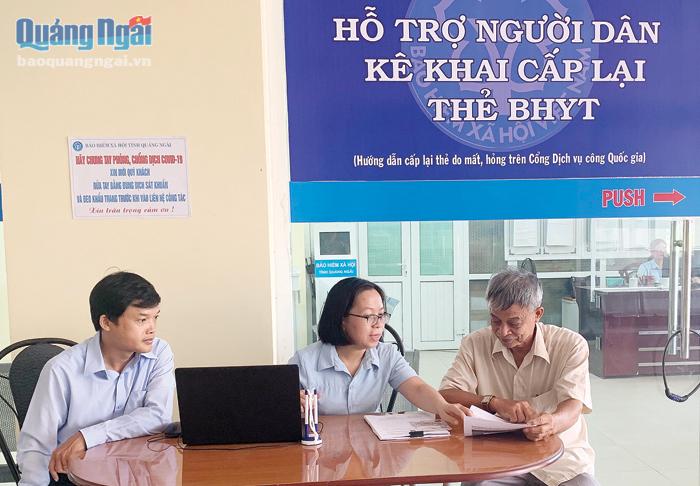 Nhân viên BHXH tỉnh hướng dẫn người dân kê khai cấp lại thẻ BHYT trên Cổng dịch vụ Công quốc gia. 