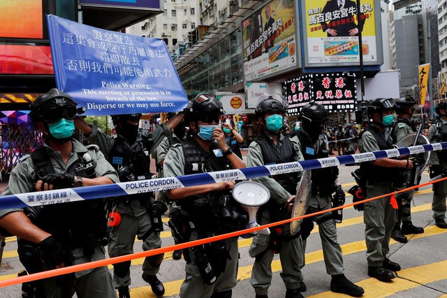 Cảnh sát chống bạo động của Hong Kong được huy động khi hàng trăm người biểu tình xuống đường phản đối luật an ninh quốc gia mới hôm 1/7. (Ảnh: Reuters)