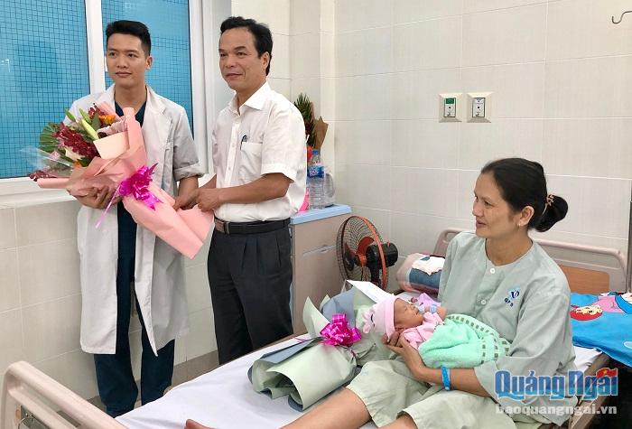 Phó Chủ tịch UBND tỉnh tặng hoa, quà chúc mừng sản phụ và Khoa Hiếm muộn, Bệnh viện Sản Nhi tỉnh vì thực hiện thành công ca sinh thụ tinh nhân tạo đầu tiên tại bệnh viện