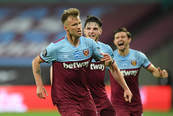 Yarmolenko ăn mừng bàn nâng tỉ số lên 3-2 cho West Ham - Ảnh: REUTERS