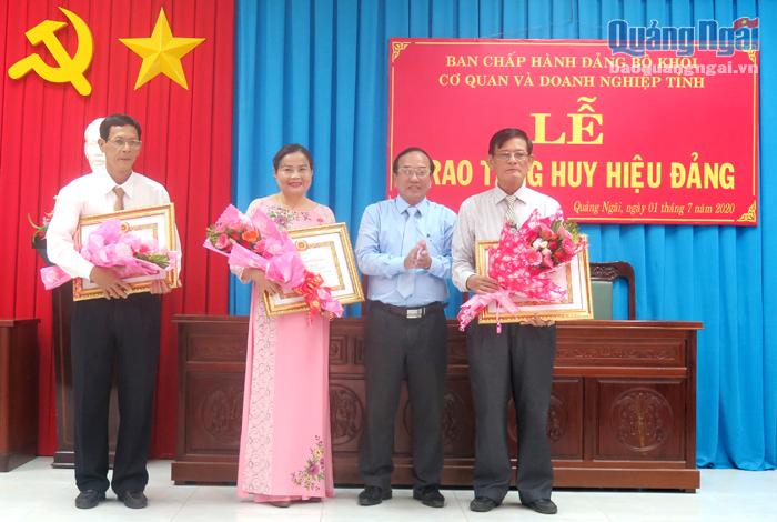 Bí thư Đảng ủy khối cơ quan và doanh nghiệp tỉnh Nguyễn Thanh trao Huy hiệu 40 năm tuổi Đảng cho các đảng viên.                                             Ảnh: T.Thuận
