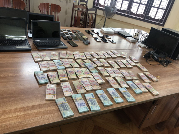 Ban chuyên án thu giữ 2 tỉ tiền mặt cùng nhiều thiết bị các nghi phạm sử dụng để tổ chức đánh bạc - Ảnh: CA