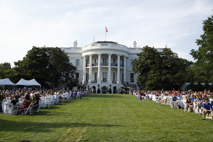 Các vị khách đang chờ đợi tổng thống và phu nhân trong sân Nhà Trắng. Ảnh: AP