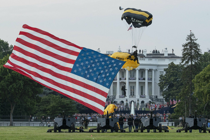 Đội nhảy dù của Lục quân Mỹ biểu diễn bên ngoài Nhà Trắng hôm 4/7. Ảnh: AP