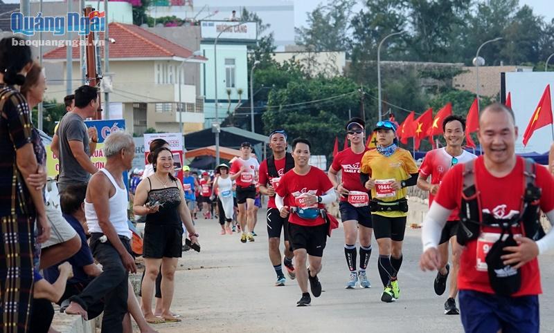 Người dân Lý Sơn hào hứng cổ vũ, nhiệt tình giúp đỡ các vận động viên tham dự Tiền Phong Marathon 2020.