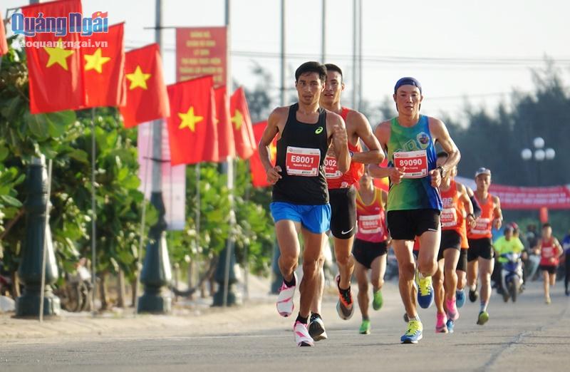 Nhà vô địch SEA Games Nguyễn Văn Lai (áo đen) đã bảo vệ thành công ngôi vô địch cự ly 21km. Nguyễn Văn Lai cán đích với thành tích 1 giờ 17 phút 32.