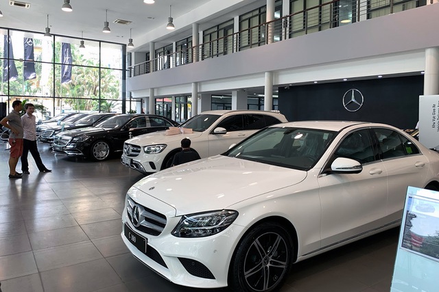 Khách mua các mẫu xe Mercedes-Benz đang được giảm giá kép