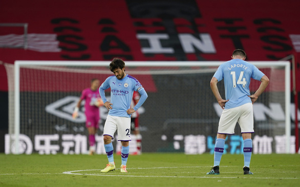 Nỗi thất vọng của các cầu thủ Man City sau trận thua Southampton - Ảnh: REUTERS