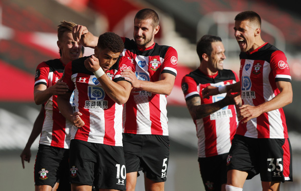 Niềm vui của các cầu thủ Southampton sau khi Che Adams mở tỉ số - Ảnh: REUTERS