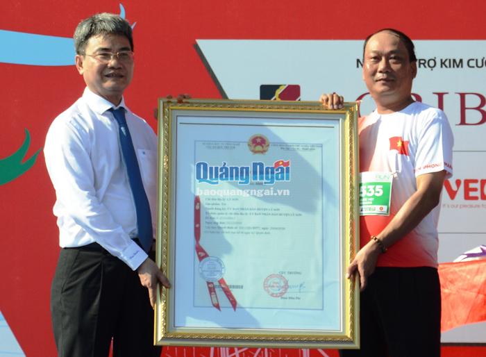 Cục trưởng Cục Sở hữu trí tuệ, Bộ KH-CN Đinh Hữu Phí (bên trái) trao bảng chứng nhận chỉ dẫn địa lý tỏi Lý Sơn cho chính quyền huyện Lý Sơn.